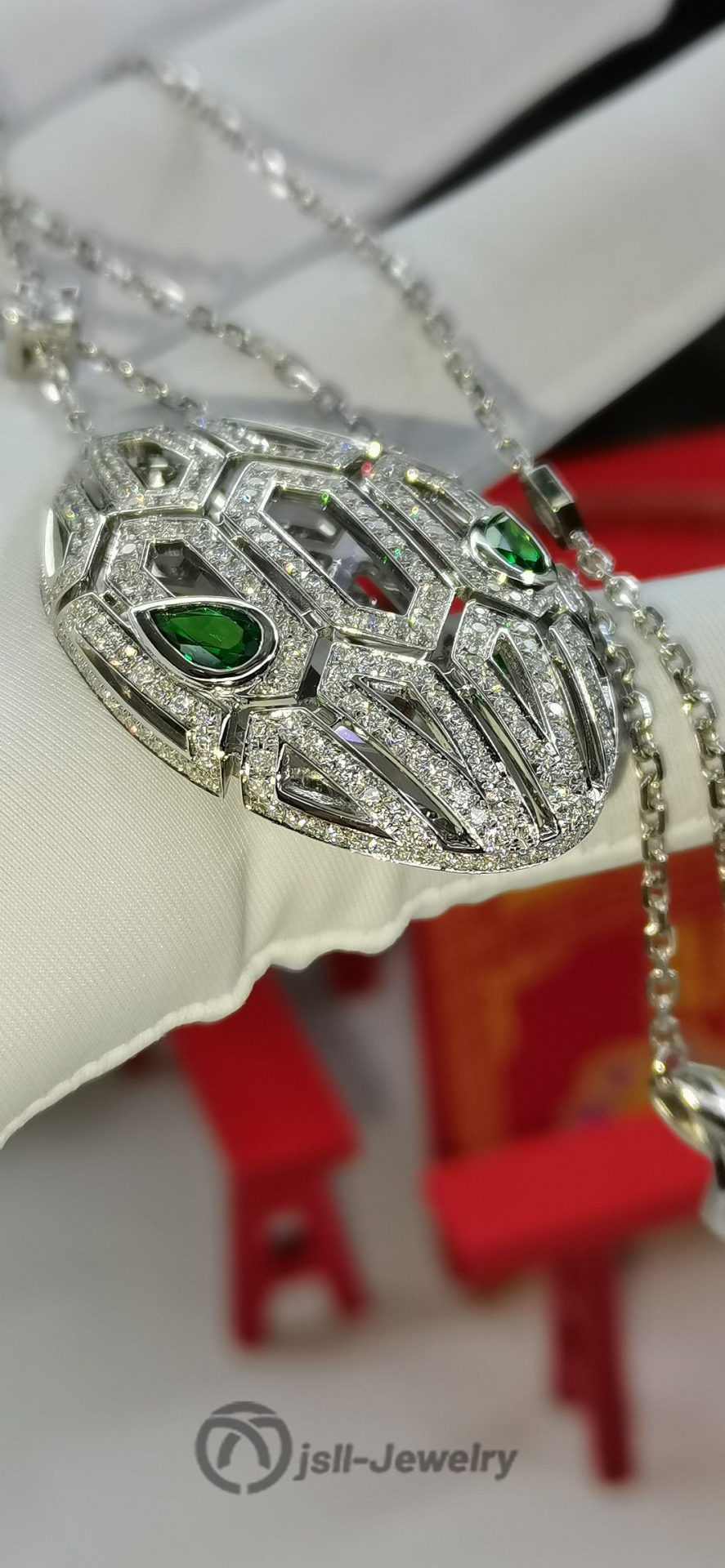 Jsll-Jewelry | 18K white gold inlaid with diamonds, emeralds, hollow snake head pendant necklace