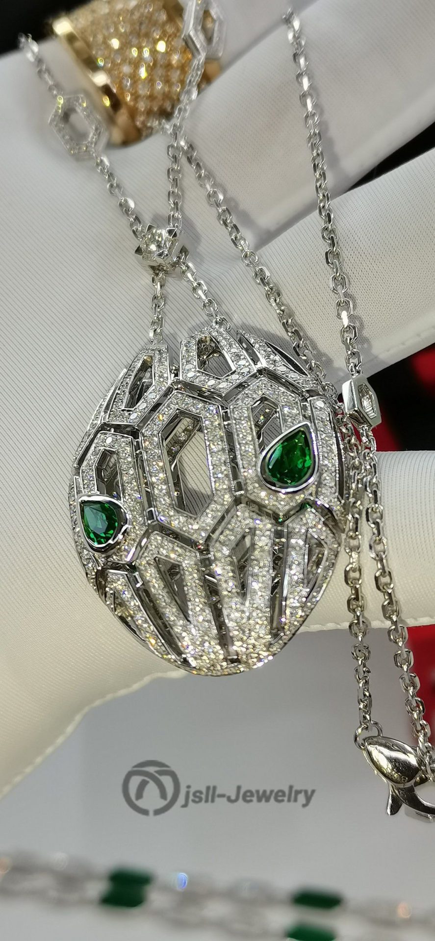 Jsll-Jewelry | 18K white gold inlaid with diamonds, emeralds, hollow snake head pendant necklace