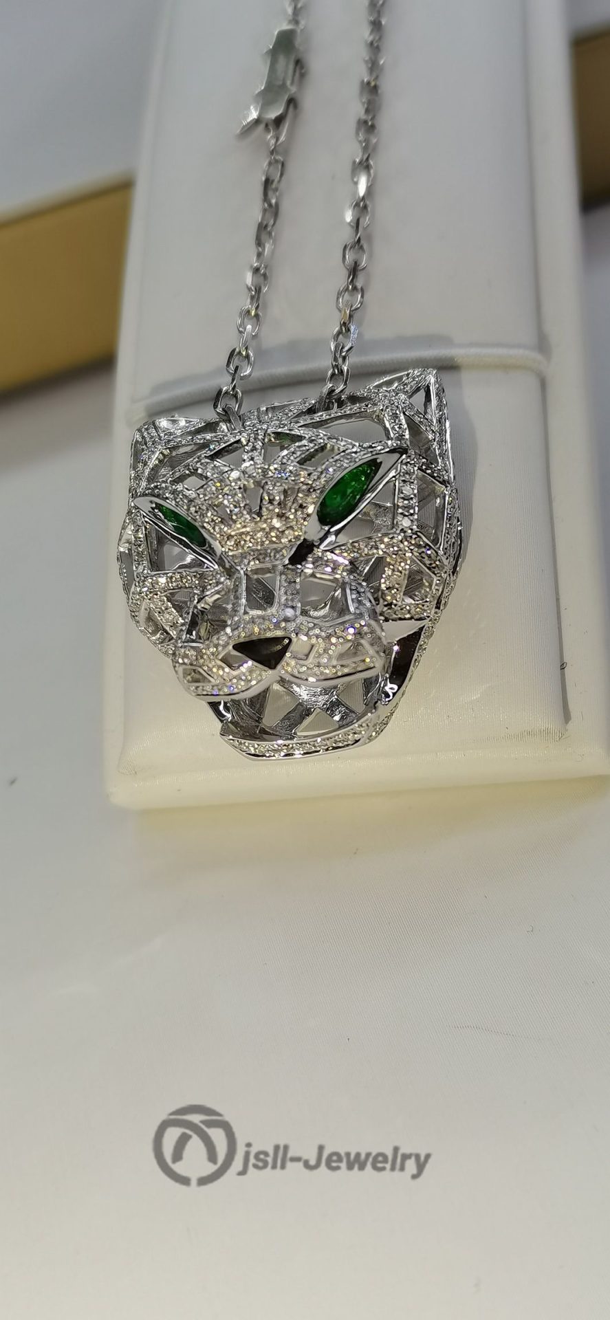 Jsll-Jewelry | 18K white gold inlaid with diamonds, emeralds, luxury edition hollow leopard head pendant