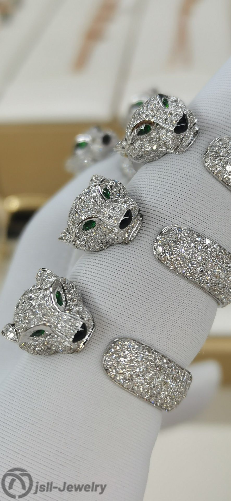 Jsll-Jewelry | 18-karat leopard head ring in white gold with diamonds